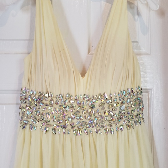 Beautiful light yellow gown - Picture 2 of 6